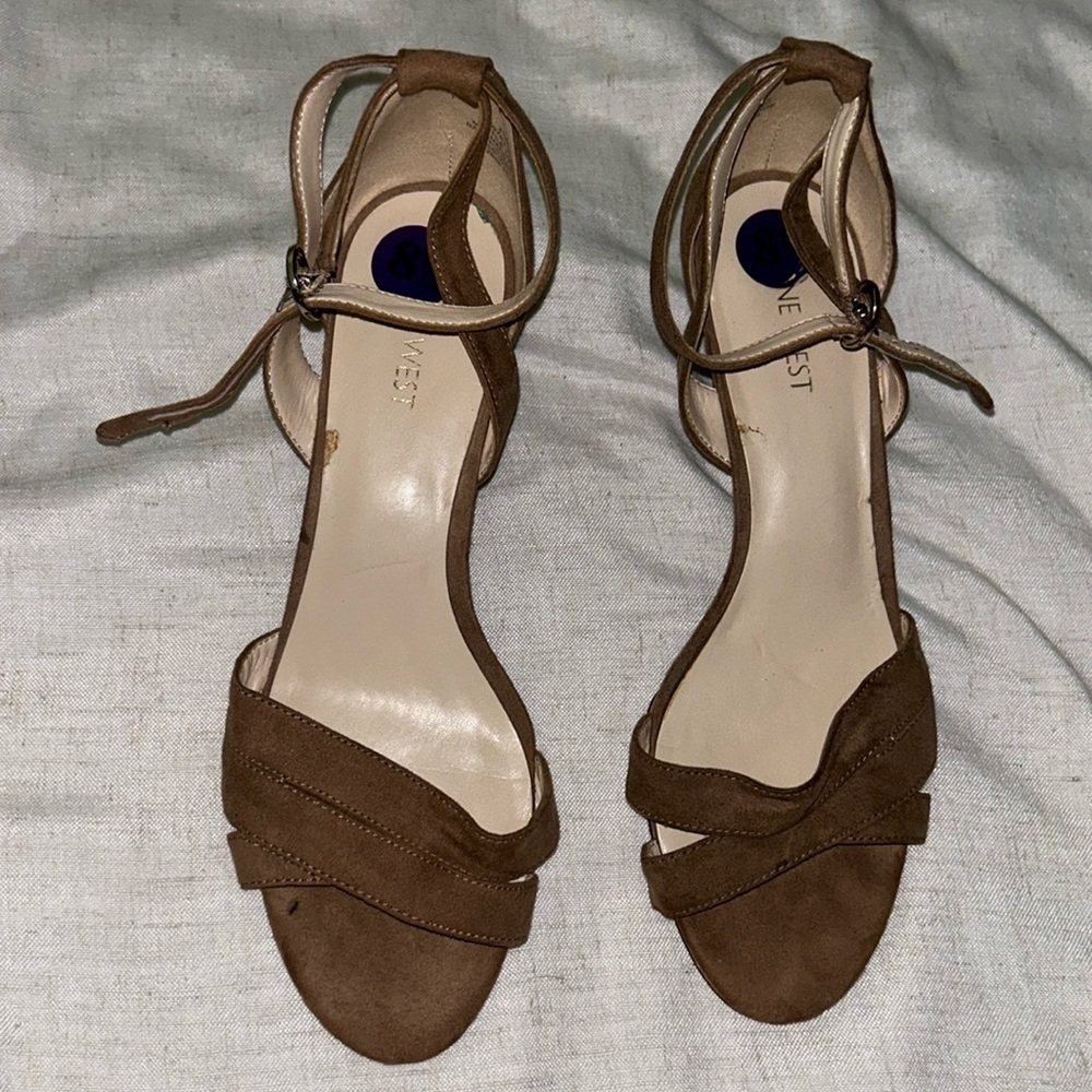 Gently Used woman’s tan suede Sandle strap size 8